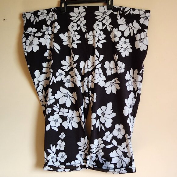 Terra and Sky Plus Size Soft Black Floral Capris Leggings Size 3X (24W-26W) - Picture 1 of 7